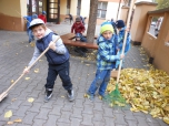 Hrabání listí před školou